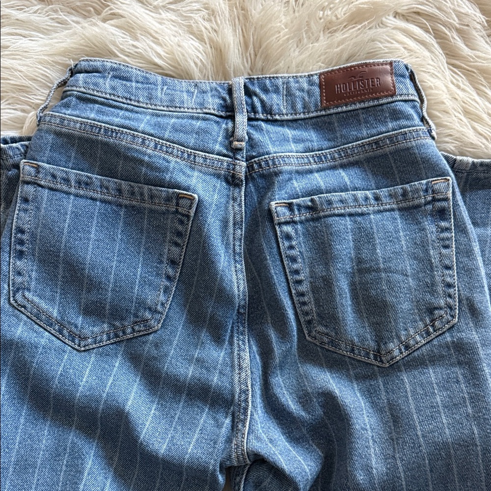👖HOLLISTER ULTRA HIGH RISE MOM JEANS👖 - Picture 4 of 6